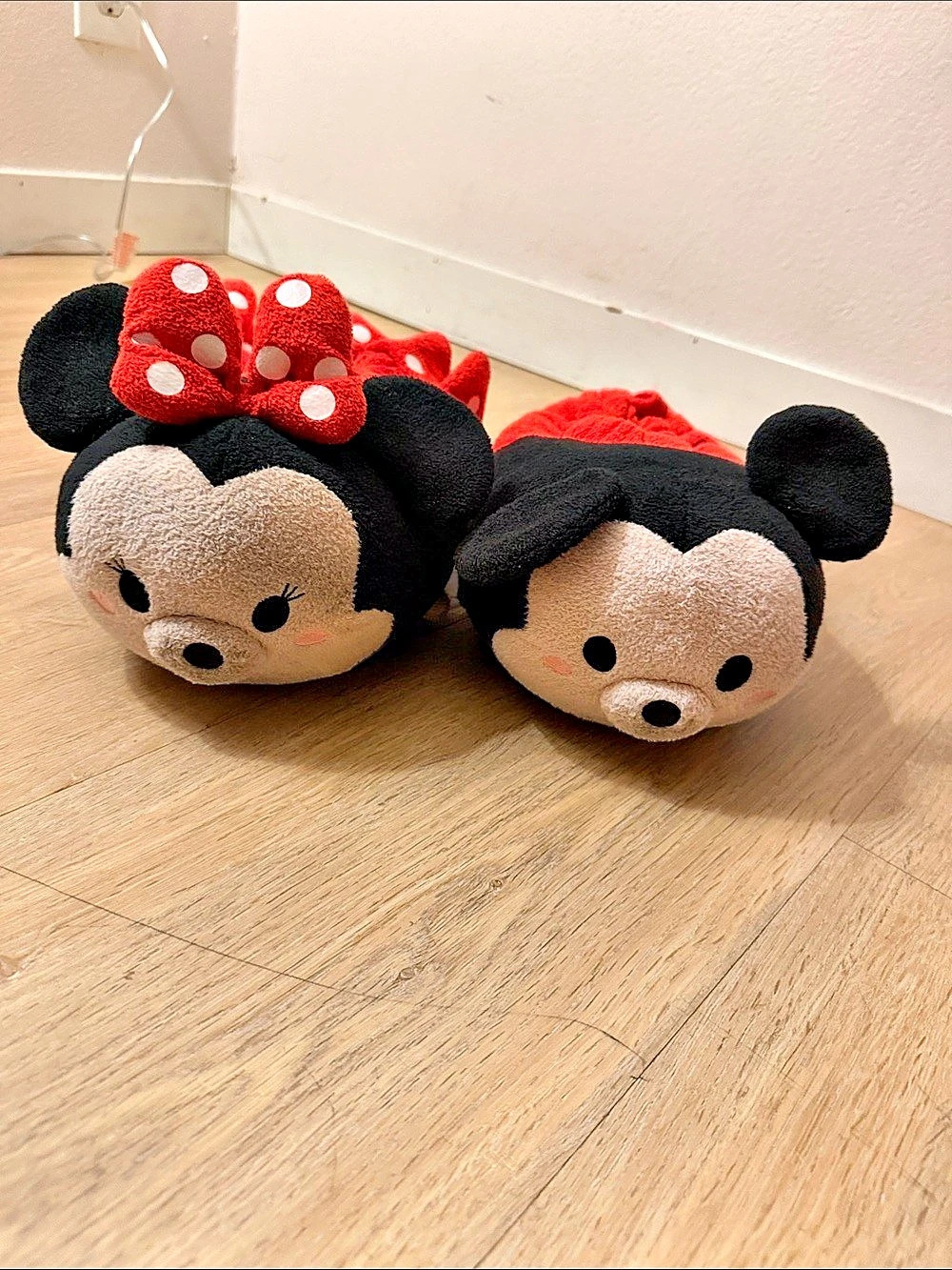 Disney Minnie Mouse Tsum Plush Slippers Black & Red US 5/6